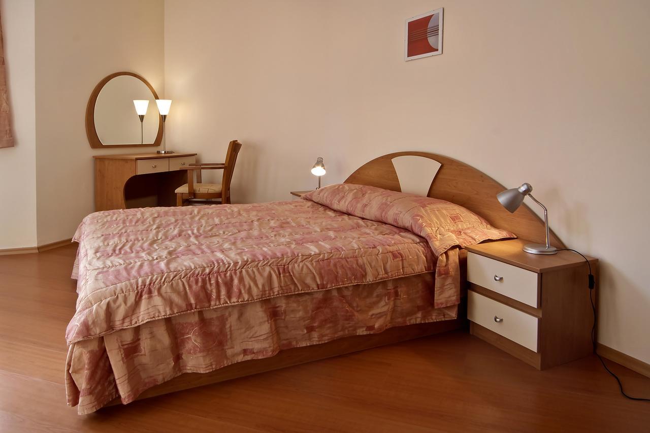Flora Hotel - Apartments بوروفتس المظهر الخارجي الصورة